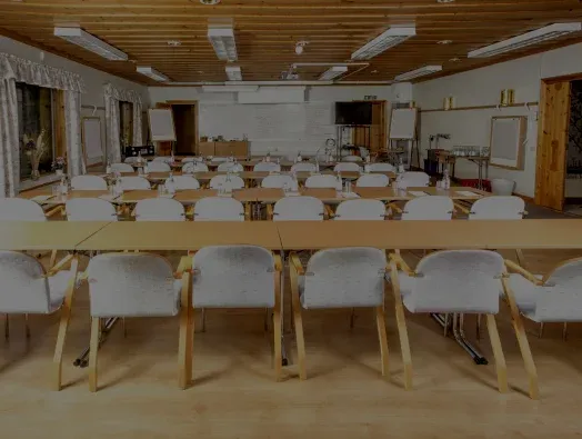 Konferensrum uppställt med bord och stolar inför ett möte.