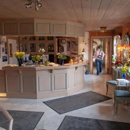 Receptionen med blommor på disken och ingång till gården.